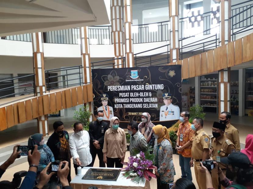 Wali Kota Tangerang Selatan Airin Rachmi Diany (tengah) meresmikan Pasar Gintung sebagai sentra oleh-oleh khas Tangsel di kawasan Ciputat, Tangsel, Senin (29/3).