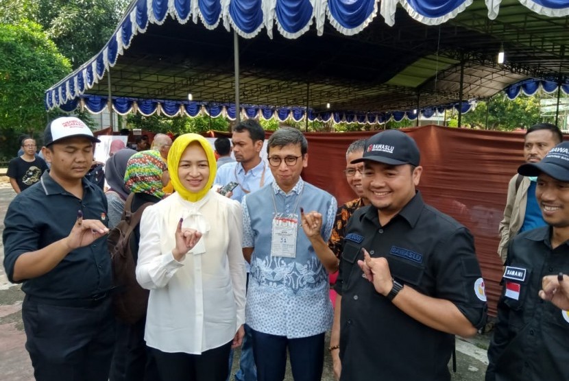Wali Kota Tangerang Selatan Airin Rachmi Diany usai mencoblos di TPS 028 Serpong Utara, Tangerang Selatan, Rabu (17/4).