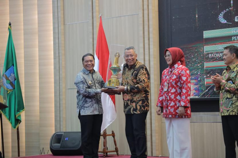 Wali Kota Tangerang Selatan Benyamin Davnie mendapatkan penghargaan dari Komisi Informasi Provinsi Banten