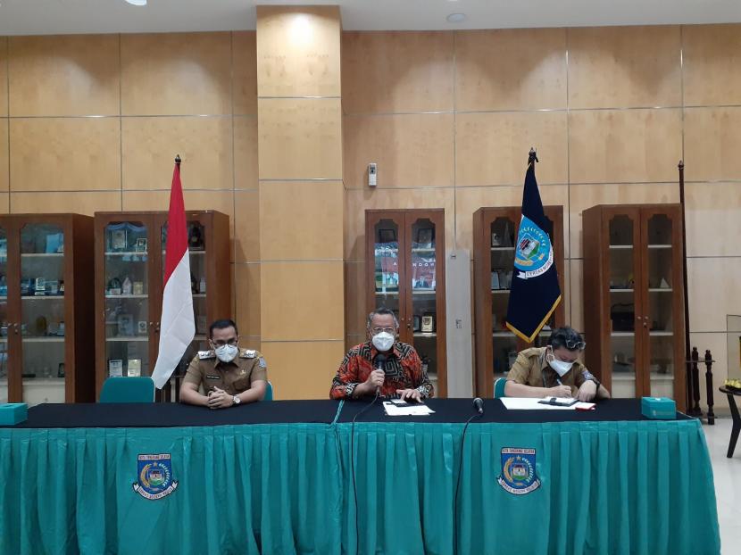 Wali Kota Tangerang Selatan Benyamin Davnie (tengah) memaparkan tentang penerapan PPKM level 3 di Tangsel dalam konferensi pers di Puspemkot, Selasa (24/8). 