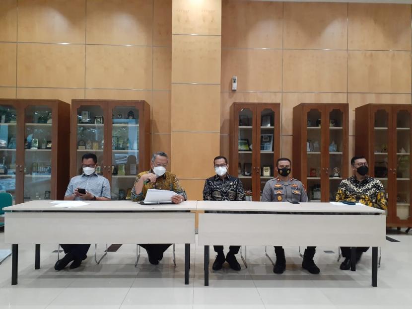 Wali Kota Tangerang Selatan (Tangsel) Benyamin Davnie (dua dari kiri) menyampaikan keputusan pemberlakuan pembatasan kegiatan masyarakat (PPKM) darurat dalam konferensi pers di Puspemkot Tangsel, Kamis (1/7).
