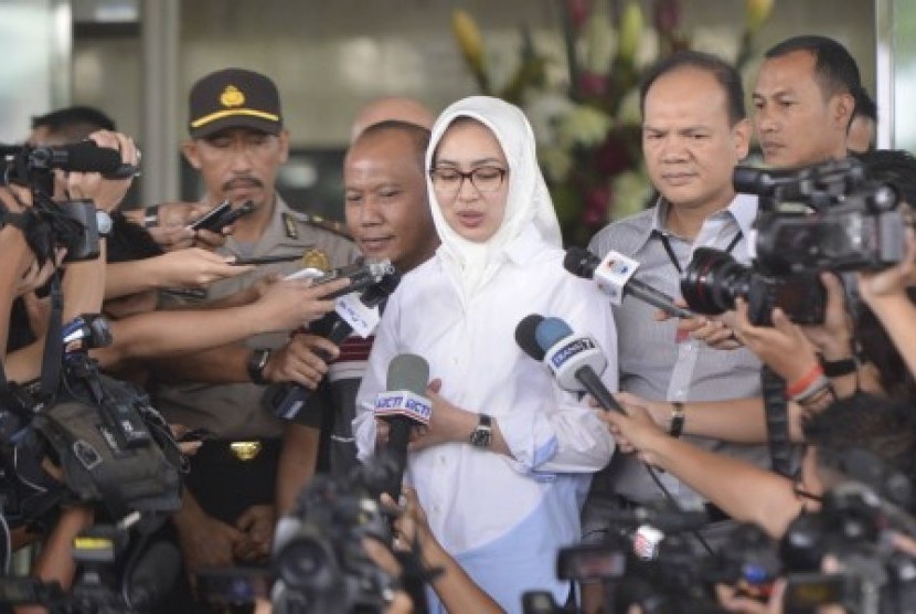 Wali Kota Tangsel, Airin Rachmi Diany memberi keterangan pers di gedung Komisi Pemberantasan Korupsi, Jakarta Selatan, Kamis (10/10).