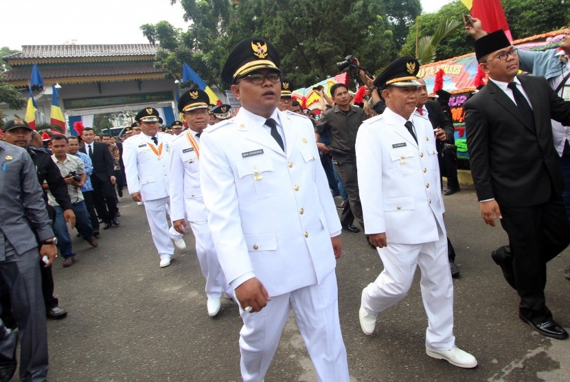 Wali kota Tanjung Balai terpilih M Syahrial (kiri) bersama wakilnya Ismail (kanan) mengikuti pelantikan kepala daerah di Lapangan Merdeka Medan, Sumatera Utara, Rabu (17/2).