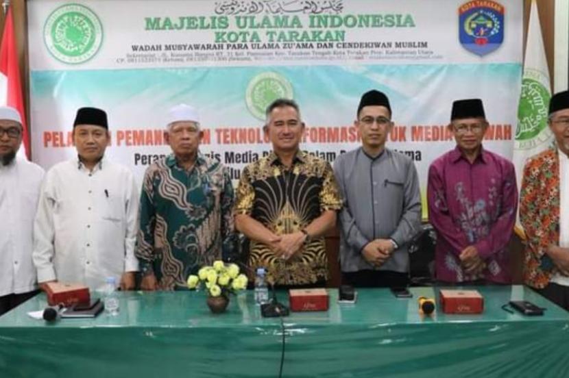 Wali Kota Tarakan, Khairul (tengah) pada saat menghadiri pelatihan pemanfaatan TI untuk media dakwah yang diselenggarakan oleh MUI Kota Tarakan. 