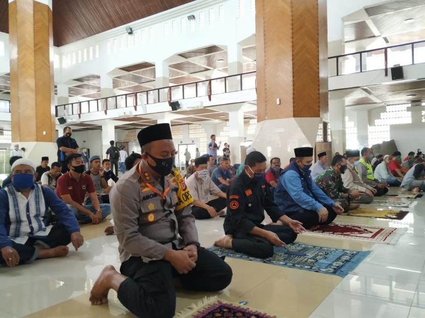 Wali Kota Tasikmalaya Budi Budiman bersama unsur Forkopimda lainnya melaksanakan shalat berjamaah di Masjid Agung Tasikmalaya, Ahad (31/5).
