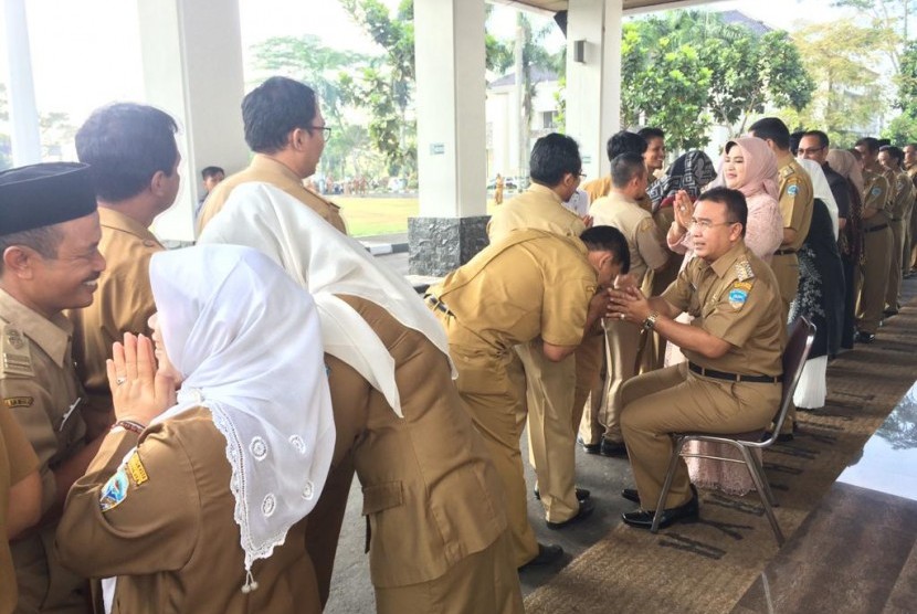 Wali Kota Tasikmalaya Budi Budiman halalbihalal dengan ASN usai apel di halaman Bale Kota Tasikmalaya, Senin (10/6). 