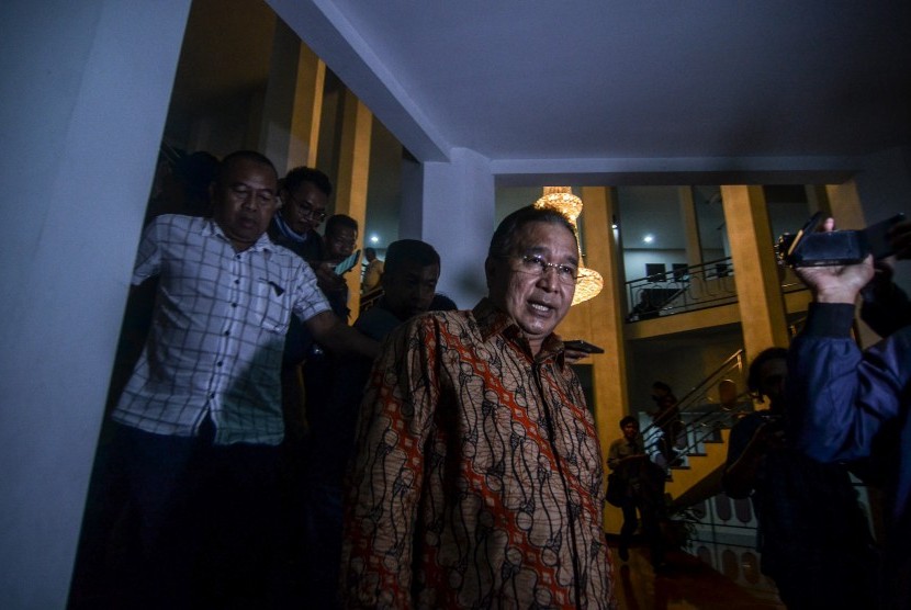 Wali Kota Tasikmalaya Budi Budiman keluar dari ruang kerjanya usai diperiksa sekaligus menyaksikan proses penggeledahan dari Komisi Pemberantasan Korupsi (KPK) di Bale Kota Tasikmalaya, Jawa Barat, Rabu (24/4/2019).