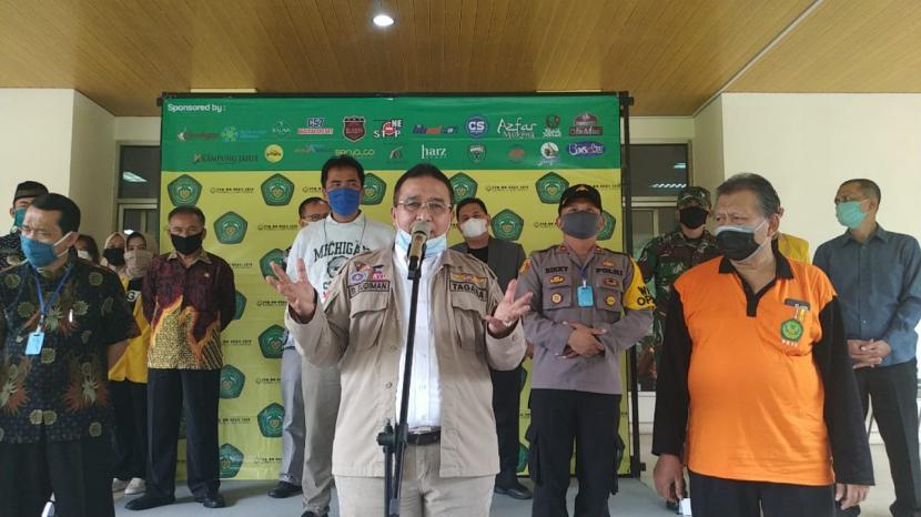 Wali Kota Tasikmalaya Budi Budiman, saat memberikan keterangan pers, Selasa (21/4). Pemkot Tasikmalaya, Jawa Barat, mulai memperketat pengawasan perbatasan seiring dengan dikeluarkannya larangan mudik oleh pemerintah pusat.