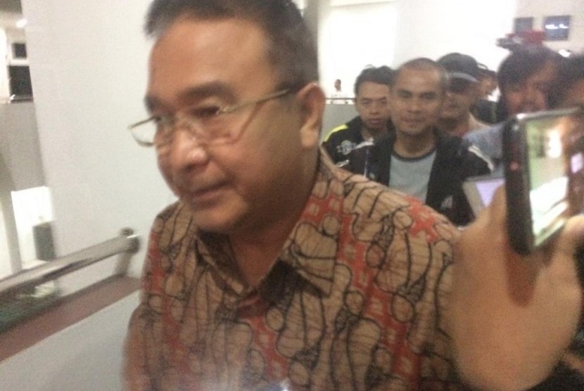 Wali Kota Tasikmalaya Budi Budiman usai 10 jam menjalani pemeriksaan penyidik KPK di ruang kerjanya, Bale Kota Tasikmalaya, Rabu (24/4) malam. 