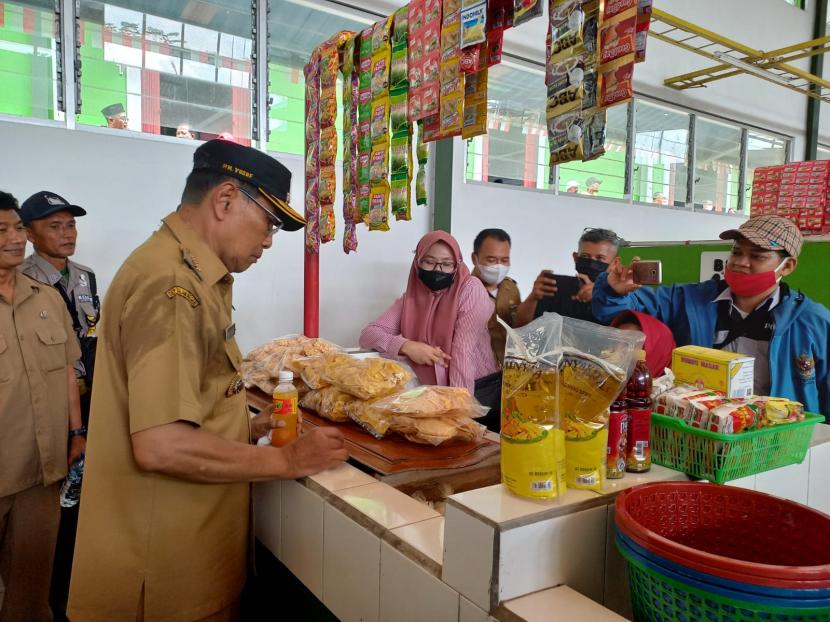 Wali Kota Tasikmalaya, Muhammad Yusuf, saat proses peresmian Pasar Rakyat Cibeureum di Kecamatan Cibeureum, Kota Tasikmalaya, Senin (15/8/2022). 