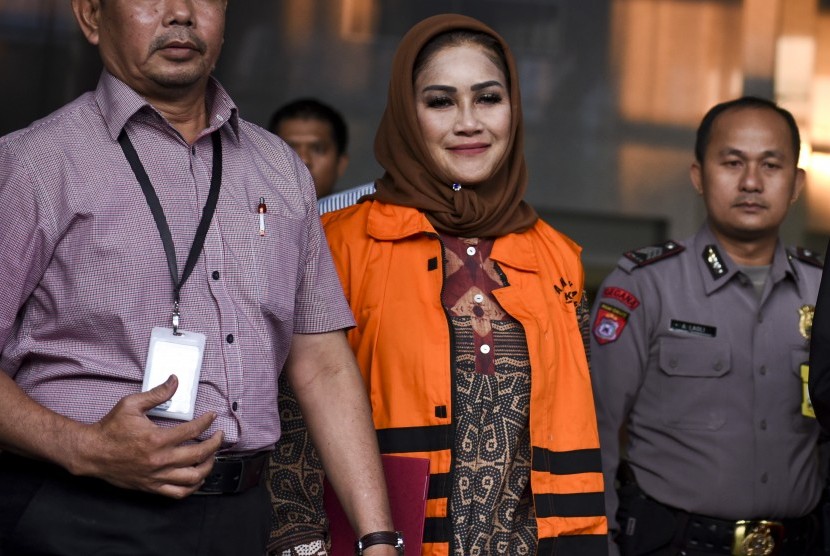 Wali Kota Tegal Siti Masitha Soeparno (tengah) mengenakan rompi tahanan seusai diperiksa di gedung KPK, Jakarta, Rabu (30/8). KPK menahan Siti Masitha yang terjaring dalam operasi tangkap tangan di Tegal.
