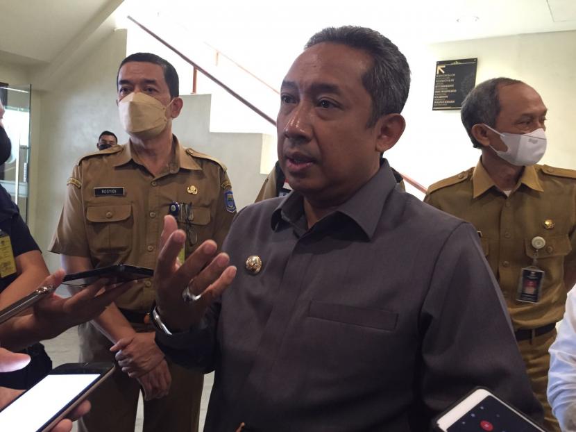 Wali Kota Bandung Yana Mulyana mengimbau masyarakat tetap memakai masker di ruang terbuka meski sudah diperbolehkan membuka masker.