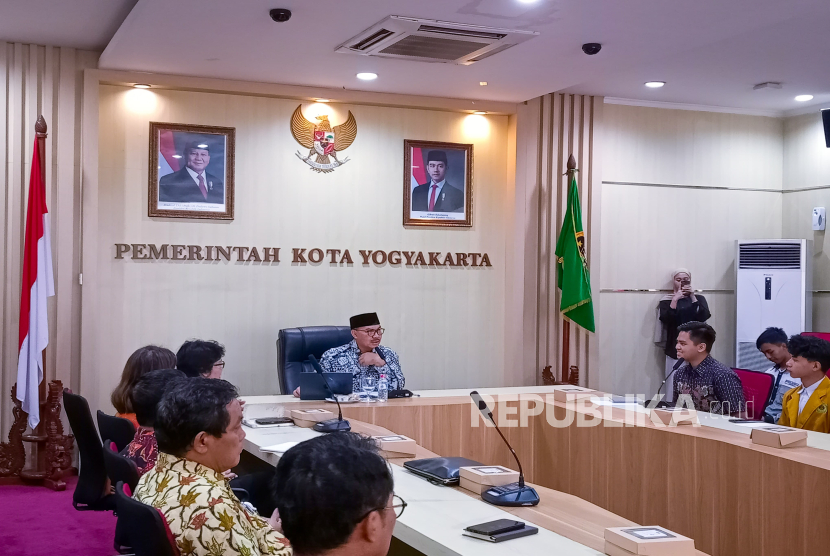 Wali Kota Yogyakarta Hasto Wardoyo berdialog dengan para peserta Youth Summit Urban Economy 2025 di Ruang Yudhistira, Balai Kota Yogyakarta, Selasa (27/5/2025).