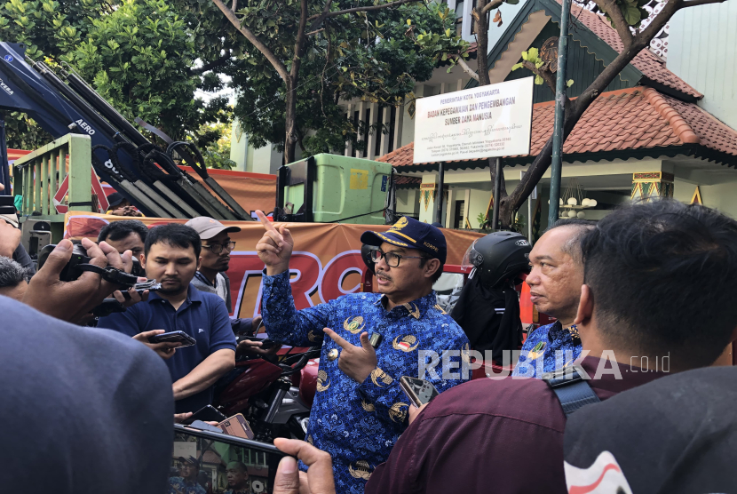 Wali Kota Yogyakarta, Hasto Wardoyo, memberikan keterangan usai peluncuran Tim Reaksi Cepat (TRC) Mas JOS di Balai Kota Yogyakarta, Senin (22/9/2025).