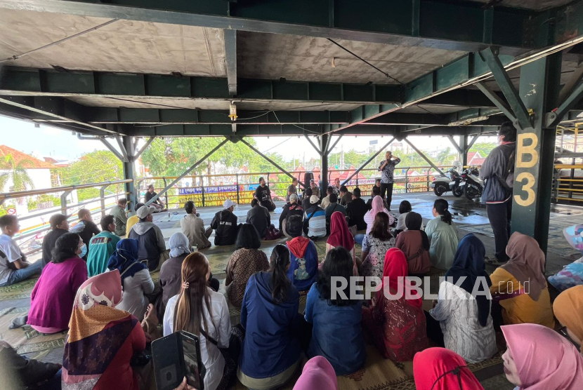 Wali Kota Yogyakarta, Hasto Wardoyo saat menemui juru parkir dan pedagang di Tempat Khusus Parkir (TKP) Abu Bakar Ali (ABA).