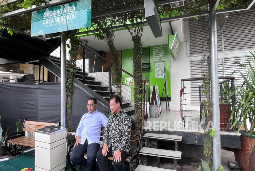 Wali Kota Yogyakarta, Hasto Wardoyo saat meninjau langsung Tempat Khusus Merokok di Kawasan Malioboro, Rabu (2/7/2025). 