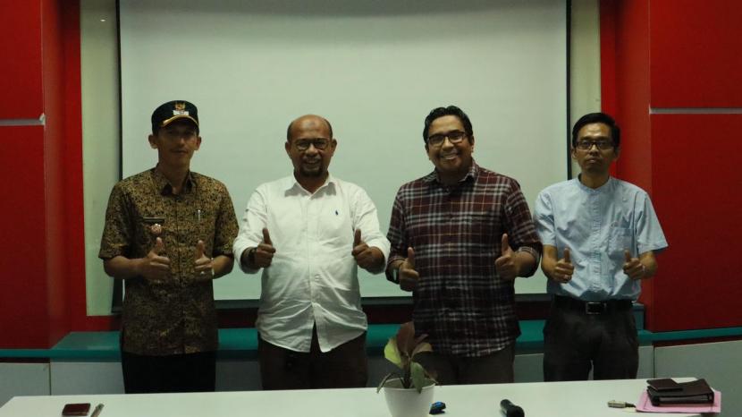 Wali Nagari Panampuang Etri Warmon (kiri) berfoto bersama Dekan Fakultas Ekologi dan Manusia IPB Sofyan Sjaf (kedua kiri) dan Direktur Pusat Studi Konstitusi Fakultas Hukum Universitas Andalas Charles Simabura (kedua kanan) seusai Penandatangan Kerja Sama Data Nagari Presisi, didampingi Direktur Pitaloka Foundation Damhuri Muhammad (kanan), di Kampus IPB-Dramaga, Bogor, Jawa Barat (13/72023). 