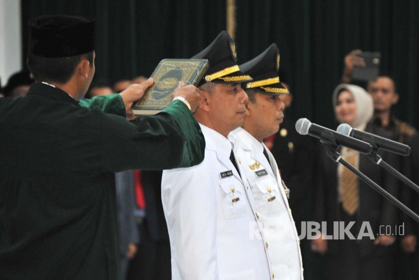 Walikota Ajay M Priatna dan Wakil Walikota Cimahi Ngatiyana mengucapkan sumpah jabatan saat pelantikan di Gedung Sate, Kota Bandung, Ahad (22/10). 