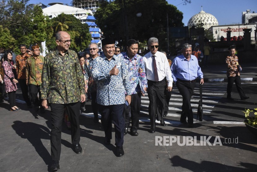 Walikota Bandung Oded M Danial (kedua kiri) bersama delegasi dari 19 negara melakukan Palestine Solidarity Walk di kawasan Jalan Dalem Kaum, Kota Bandung, Sabtu (29/6).