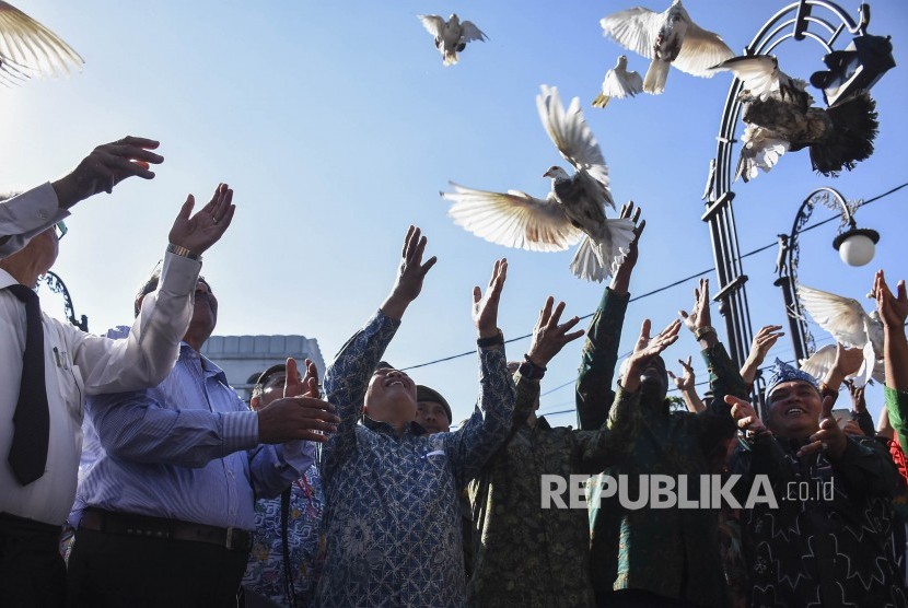 Walikota Bandung Oded M Danial (ketiga kiri) bersama delegasi dari 19 negara menerbangkan burung merpati sebagai simbol kebebasan di kawasan Palestine Walk, Kota Bandung, Sabtu (29/6).