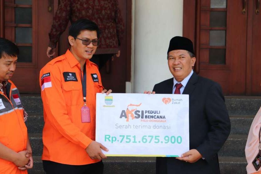 Walikota Bandung, Oded Muhammad Danial menyerahkan donasi untuk Donggala dan Palu melalui Rumah Zakat pada Jumat (5/10).