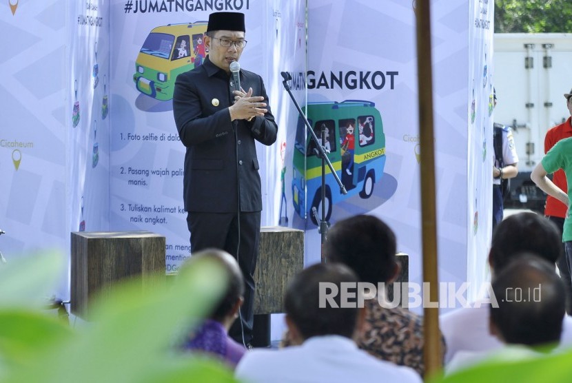 Walikota Bandung Ridwal Kamil memberikan sambutan mengenai Lauching Jumat Ngangkot di Trotoar Jalan Riau, Kota Bandung, Kamis (19/8). (Mahmud Muhyidin)