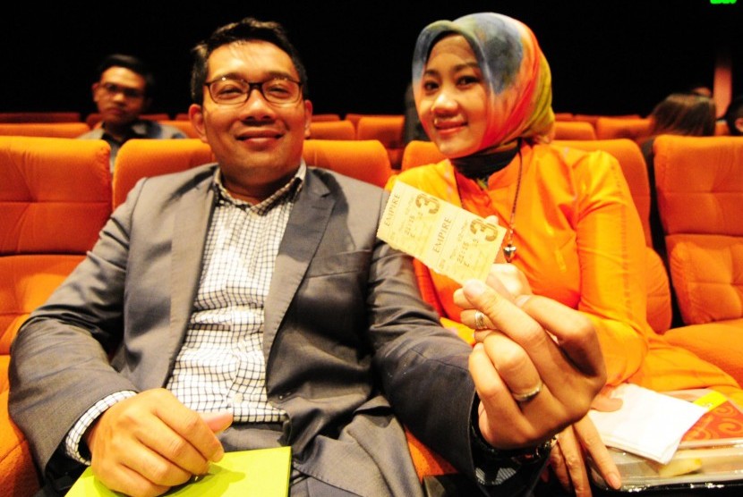  Walikota Bandung Ridwan Kamil dan Ibu Atalia Praratya Kamil sesaat sebelum Nonton Bareng Film ‘2014’ di BIP, Bandung, Senin (2/3) malam. (Foto: Septianjar Muharam/Republika)