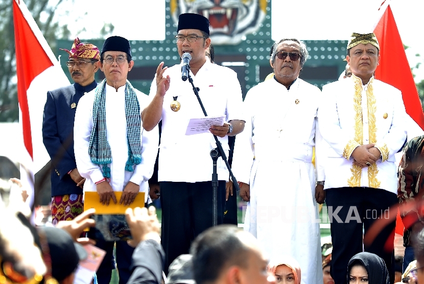 Walikota Bandung Ridwan Kamil membacakan pidato kebangsaan pada acara Bandung untuk Negara Republik Indonesia (BUNKRI), di Stadion Siliwangi Bandung, Jl Lombok, Kota Bandung, Ahad (30/10).