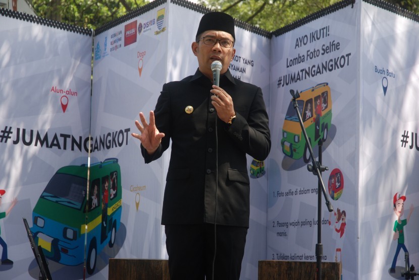 Walikota Bandung Ridwan Kamil memberikan penjelasan saat Peluncuran Jumat Ngangkot, di Bandung, Jawa Barat, Kamis (18/8).