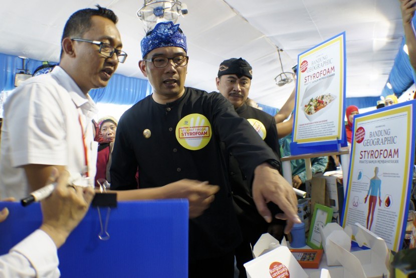Walikota Bandung Ridwan Kamil (tengah) melihat produk kemasan alternatif pengganti styrofoam pada acara pameran Pengganti wadah Kemasan Pangan Styrofoam di salah satu mall Bandung, Jawa Barat, Rabu (14/12). 