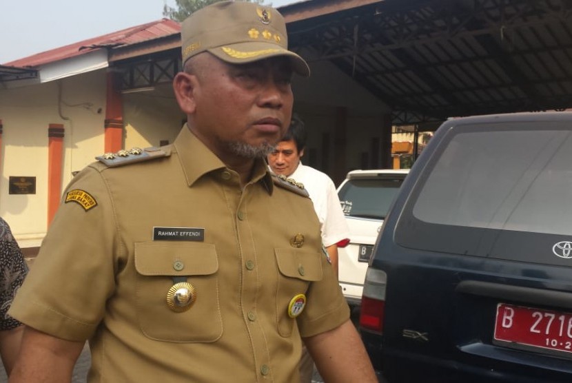 Walikota Bekasi Rahmat Effendi memberikan penjelasan kepada Republika.co.id seusai memimpin apel pagi di Kantor Walikota Bekasi, Jalan Jenderal Ahmad Yani, Bekasi Selatan, Bekasi, Senin (5/8).