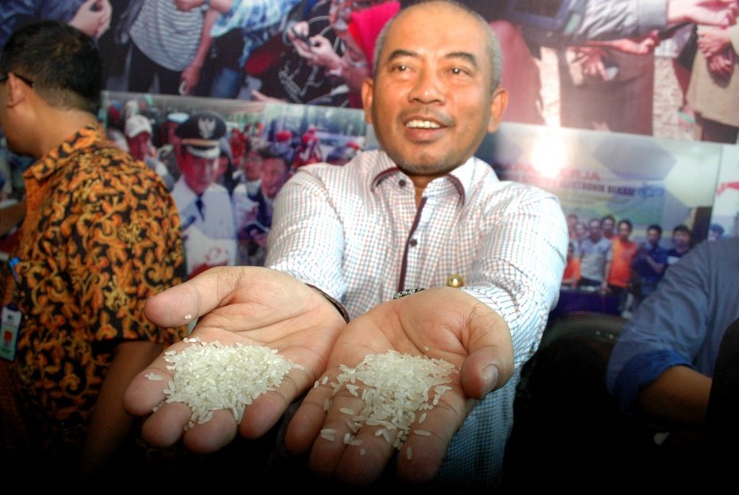 Wali Kota Bekasi Rahmat Effendi menunjukkan sampel beras bercampur bahan sintetis usai memberikan keterangan pers hasil uji laboratorium beras sintetis di Bekasi, Jawa Barat, Kamis (21/5).