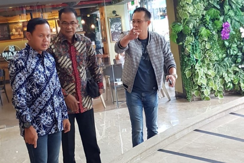 Walikota Bogor, Aria Bima, Danang Kemayan Jati (Direktur Komunikasi Lippo Group) dan Henky Hiantoro (Mall Director Keboen Raya Bogor) (Kiri ke kanan) sedang berbincang di sela acara Konferensi Pers rencana peresmian Mal Pelayanan Publik Pemkot Bogor Jumat (23/8).