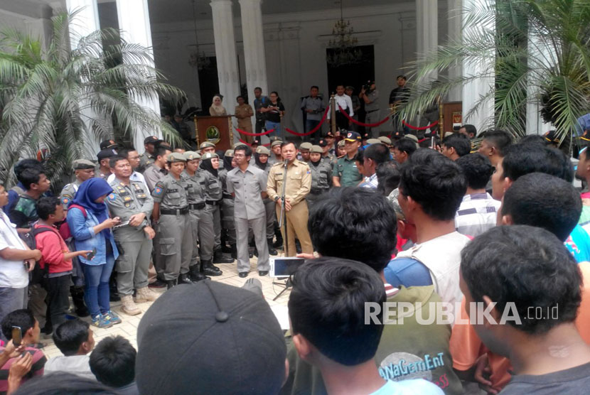 Wali Kota Bogor Bima Arya mengadakan peretemuan dengan paguyuban sopir angkot di halaman balaikota. Saat ini, kondisi Kota Bogor sudah kembali normal.