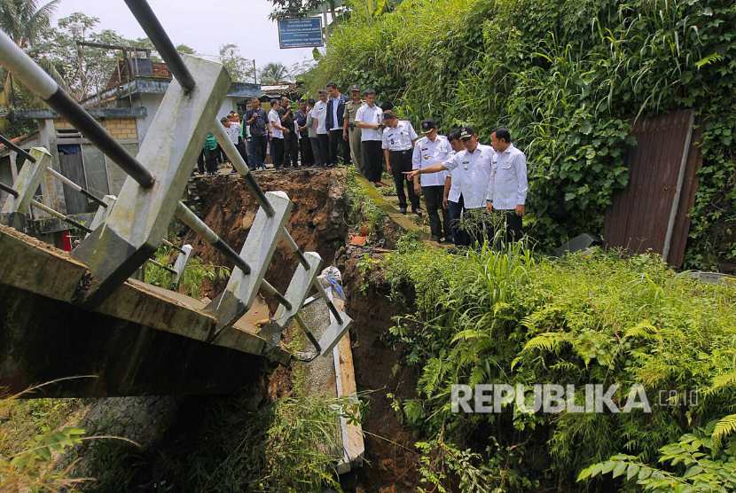 Walikota Bogor Bima Arya meninjau lokasi jembatan di Kelurahan Pasirkuda, Bogor. 