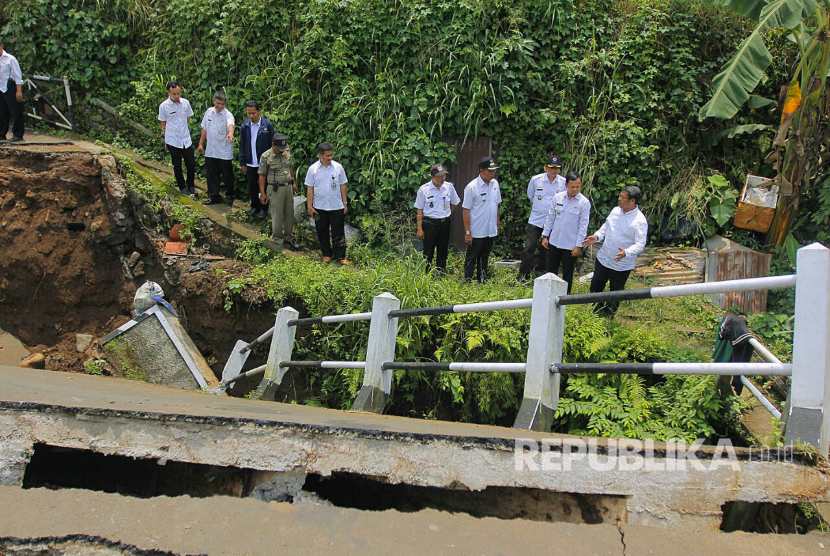 Walikota Bogor Bima Arya meninjau lokasi jembatan di Kelurahan Pasirkuda, Bogor. 