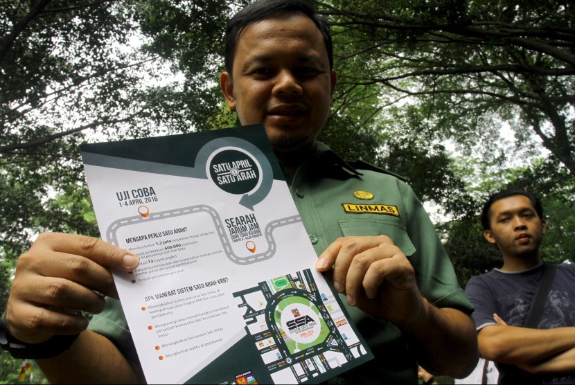Walikota Bogor Bima Arya menunjukan selebaran yang berisi sosialisai jalur Sistem Satu Arah (SSA) dalam acara 
