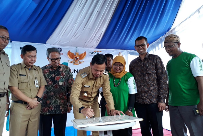 Walikota Bogor Bima Arya Sugiarto (tengah) menandatangani prasasti Kampung Pala di Gang Masjid III Kelurahan Loji, Bogor, pada Senin 12 Februari 2018. Penandatanganan ini Direktur Risiko dan Kepatuhan Mandiri Syariah Putu Rahwidhiyasa (ke tiga dari kiri), Direktur Eksekutif Laznas BSM Umat Rizqi Okto Priansyah (ke dua dari kanan) dan Direktur CV Loji Laju Inovasi Wiwik Puntorini (ke tiga dari kanan).
