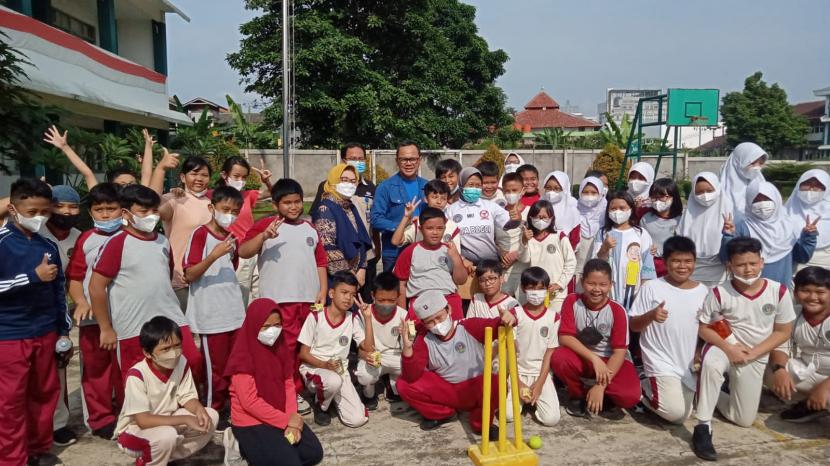 Wali Kota Bogor Dr Bima Arya(tengah, berbaju biru) berfoto bersama seusai siswa SD Bosowa Bina Insani (BBI) berolahraga, Selasa (13/9/2022).