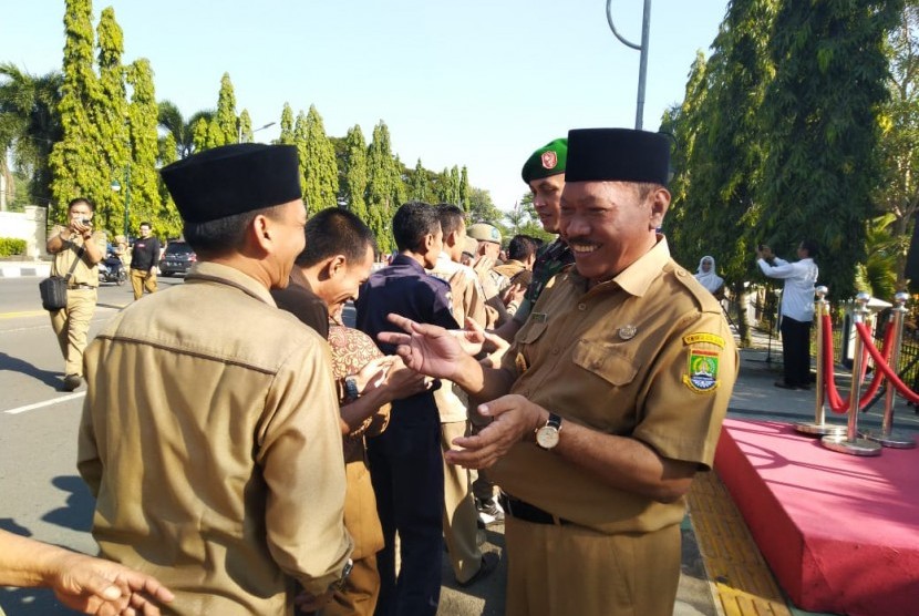Walikota Cilegon Edi Ariadi saat menghadiri apel sekaligus halalbihalal bersama pegawai Pemkot Cilegon di Jalan Soedirman, Cilegon, Senin (10/6). 