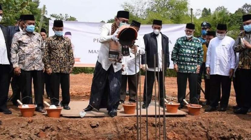  Walikota Cilegon, H  Helldy Agustian menghadiri peletakan batu pertama pembangunan Masjid Hidayatullah Cilegon, Jumat (22/10).