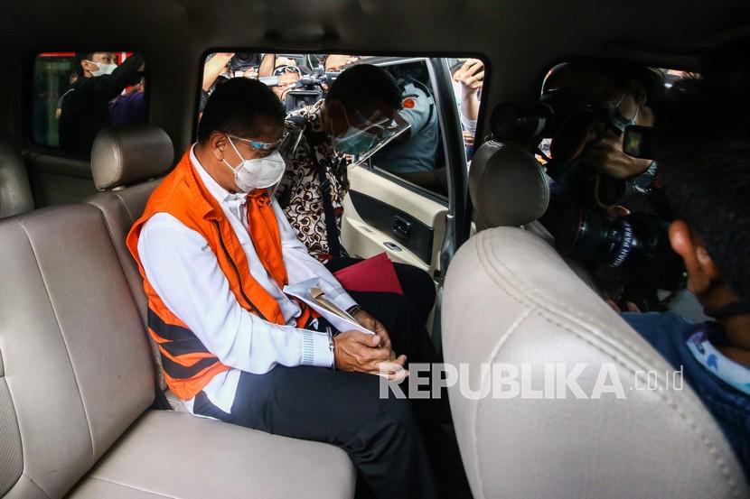 Wali Kota Cimahi Ajay Muhammad Priatna mengenakan rompi tahanan usai menjalani pemeriksaan di gedung KPK, Jakarta, Sabtu (28/11/2020).