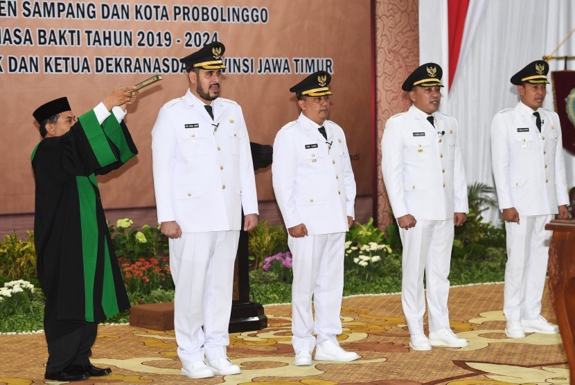 Walikota dan Wakil Walikota Probolinggo Habib Hadi Zainal Abidin (kedua kiri) dan HM. Saufis Subri (ketiga kiri)