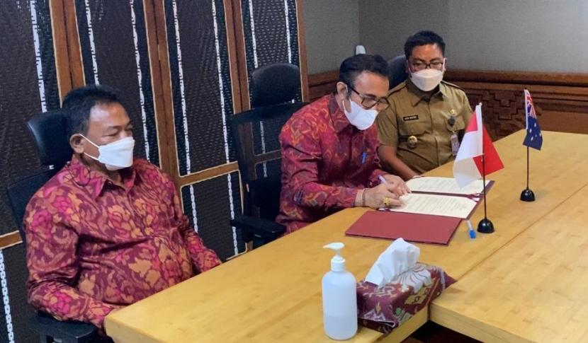 Walikota Denpasar I Gusti Ngurah Jaya Negara menandatangani Letter of Intent (LOI) antara Pemerintah Kota Denpasar dan Kota Darwin Australia secara daring Selasa (29/6).