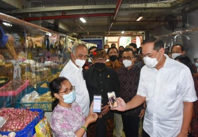 Wali Kota Denpasar I Gusti Ngurah Jaya Negara mendampingi kunjungan kerja Menteri Perdagangan Muhammad Lutfi di Pasar Badung pada Sabtu (25/9).