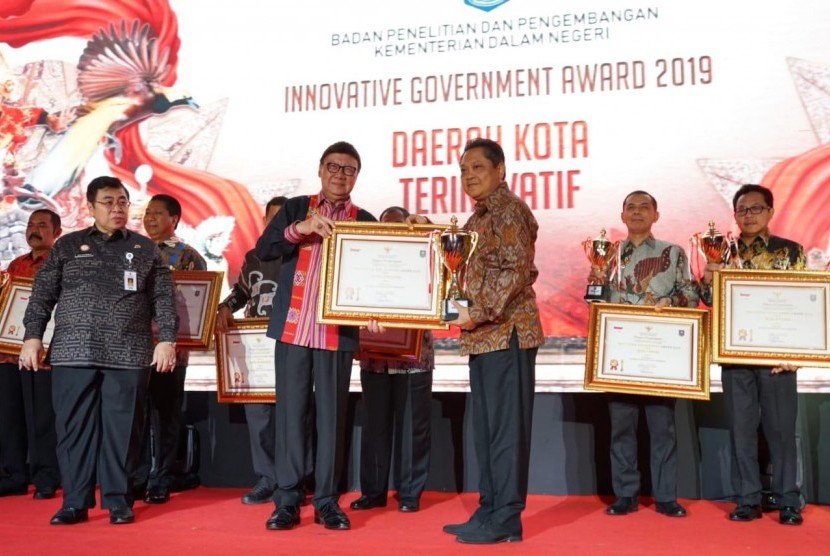 Walikota Denpasar Rai Mantra (kanan) menerima penghargaan IGA 2019 yang diserahkan Menteri Dalam Negeri, Tjahjo Kumolo di Hotel Borobudur, Jakarta Pusat, Senin (7/10).