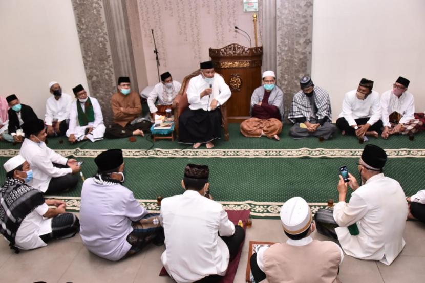 Walikota Depok, Dr KH Idris Abdul Shomad Lc, MA (memegang mikrofon), memberikan tausiyah pada pengajian rutin mingguan yang digelar oleh Majelis Shubuh Al Ahad (MSA) di Masjid Riyadhus Sholihin, Kampung Parungbingung, Depok, Ahad (9/8).