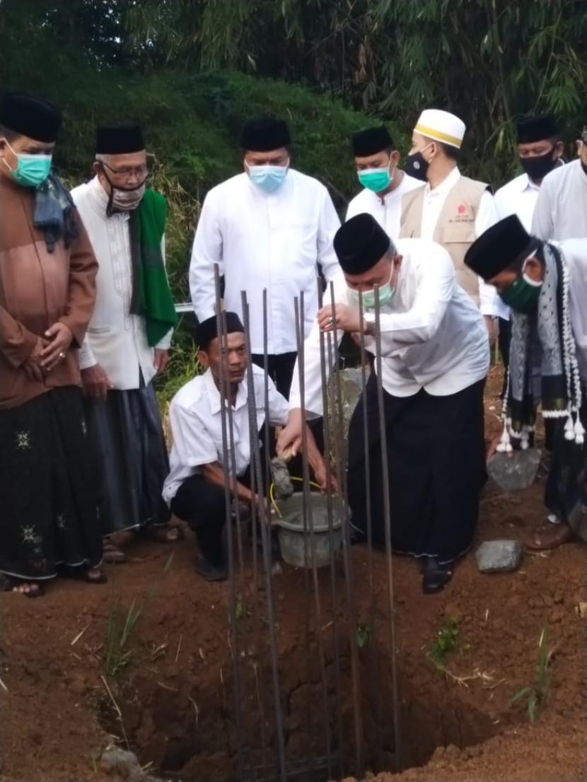 Walikota Depok Dr KH Idris Abdul Shomad meletakkan batu pertama pembangunan Gedung YKS 2 Kampung Parungbingung, Depok.