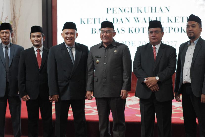 Walikota Depok Dr KH Mohammad Idris MA  melantik Pengurus Baznas  Kota Depok periode 2022-2027, di Gedung Balaikota Depok, Kamis (1/9/2022).