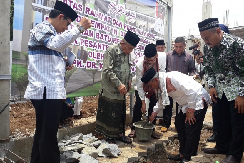 Walikota Depok Idris Abdul Shomad dan Pengasuh Ponpes Darurrahman KH Syukron Makmun meletakkan batu pertama tanda dimulainya pembangunan Ponpes Al-Ma’mun di Sawangan, Depok, Jawa Barat, Ahad (11/3).